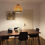 Chambre Calme Et Confortable, Avec Vue Sur Parc, Salle De Bain Et Cuisine A Disposition