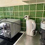 Chambre Calme Et Confortable, Avec Vue Sur Parc, Salle De Bain Et Cuisine A Disposition